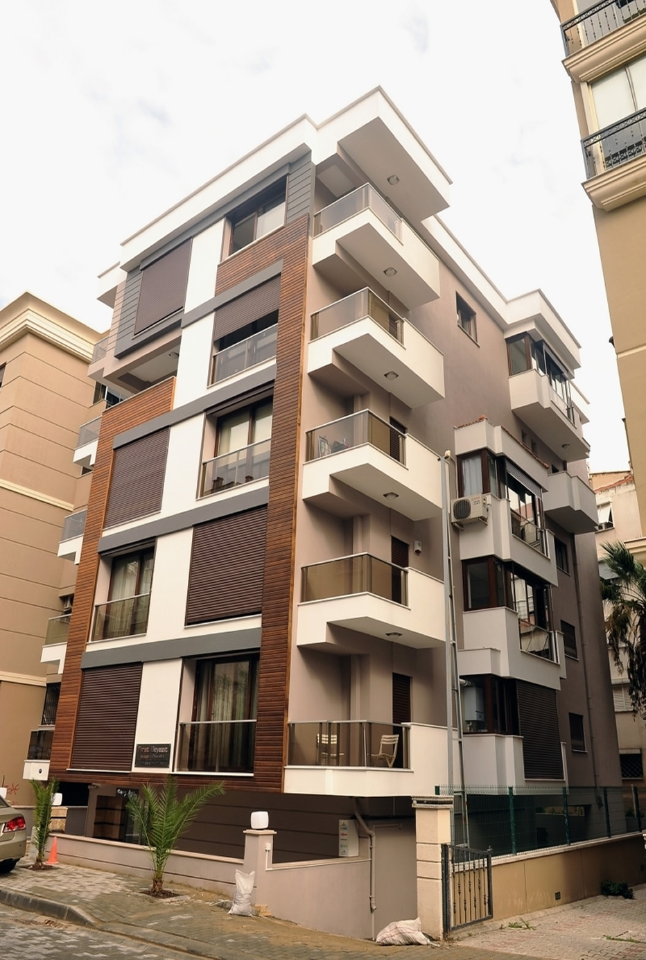 Sarp Apartmanı (Bostanlı)